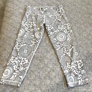 Size 6 Lululemon patterned gray and white leggings.